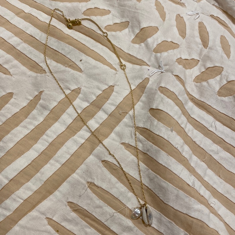 dainty gold chain w pearl and mini shell